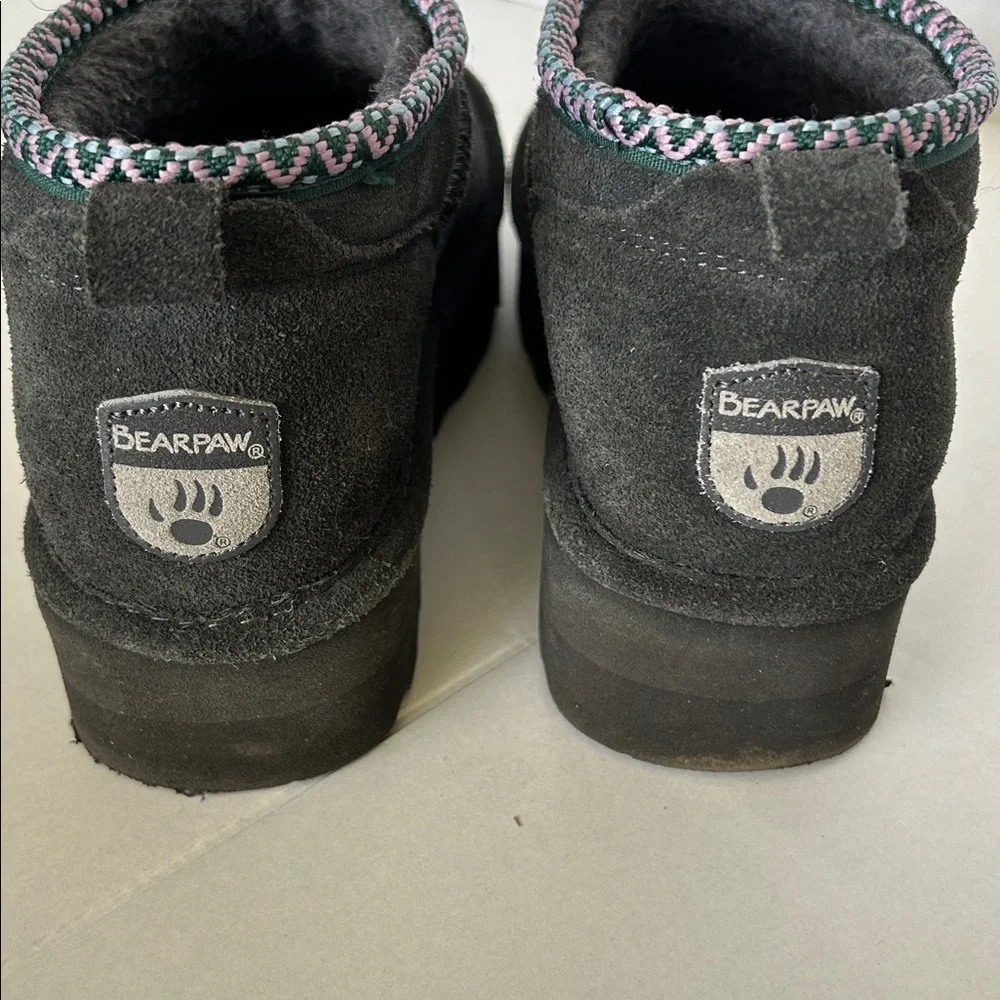 BEAR PAW WOMENS BLACK RETRO SUPER SHORTY DECO PLATFORM COW SUEDE BOOTS SZ 8